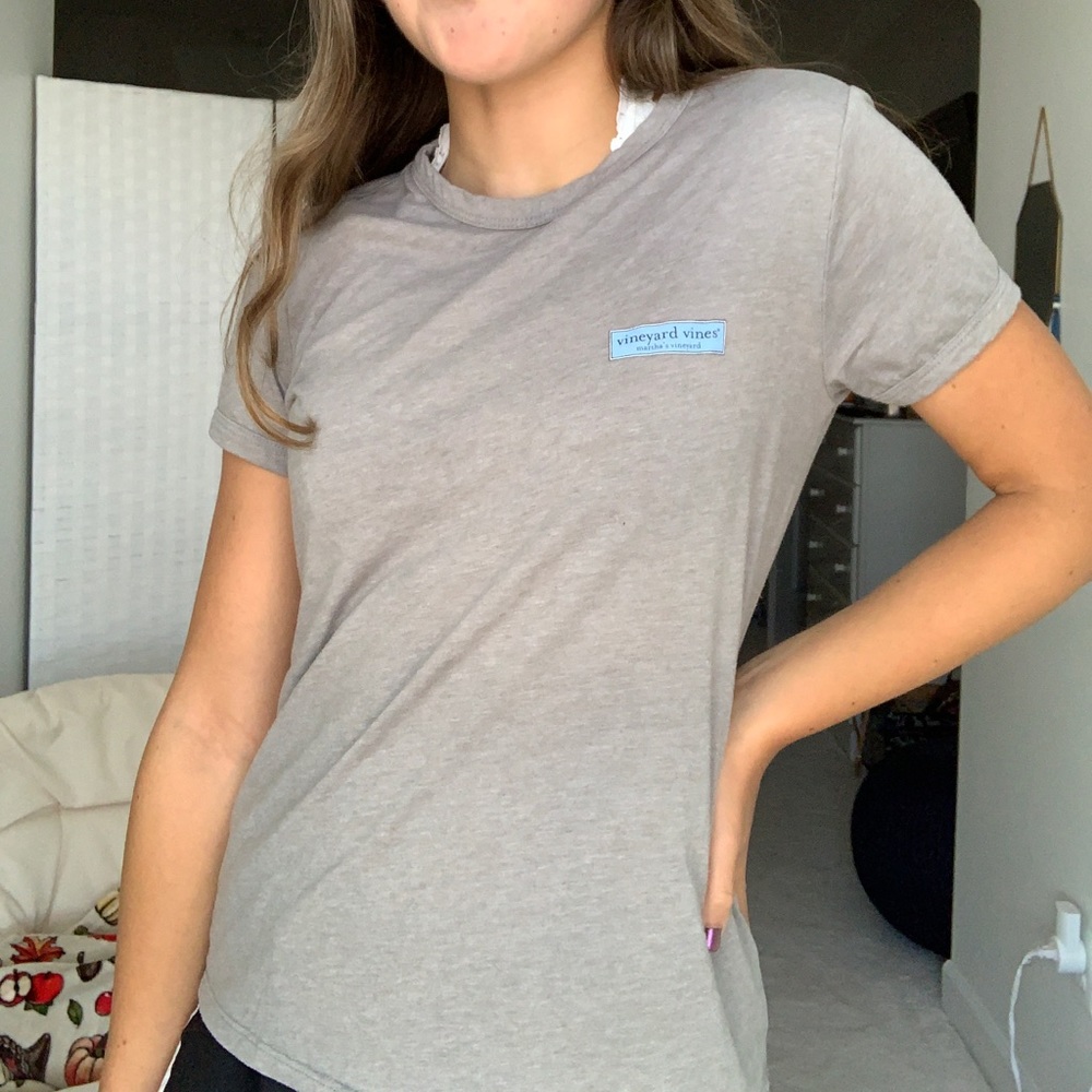 ~ vineyard vines grey tee XS